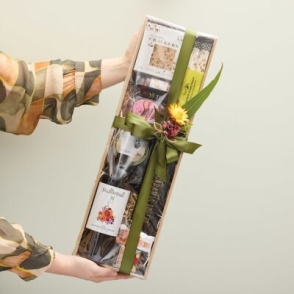 Wine & gourmet gift box